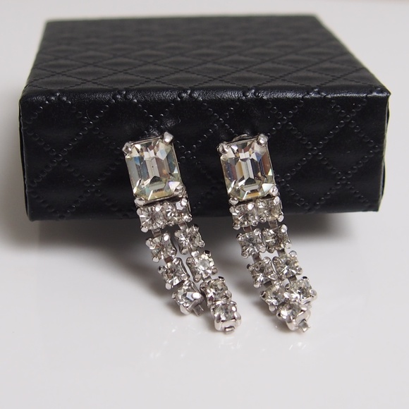 Vintage Jewelry - Glamorous Shiny Glass Crystal Dangle Earrings